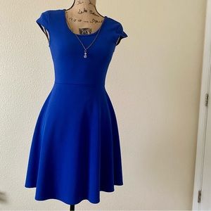Beautiful blue dress very comfortable.